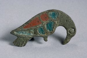 ワシの腓骨、ロマノ英国、紀元2〜3世紀（エナメル象眼細工のブロンズ）